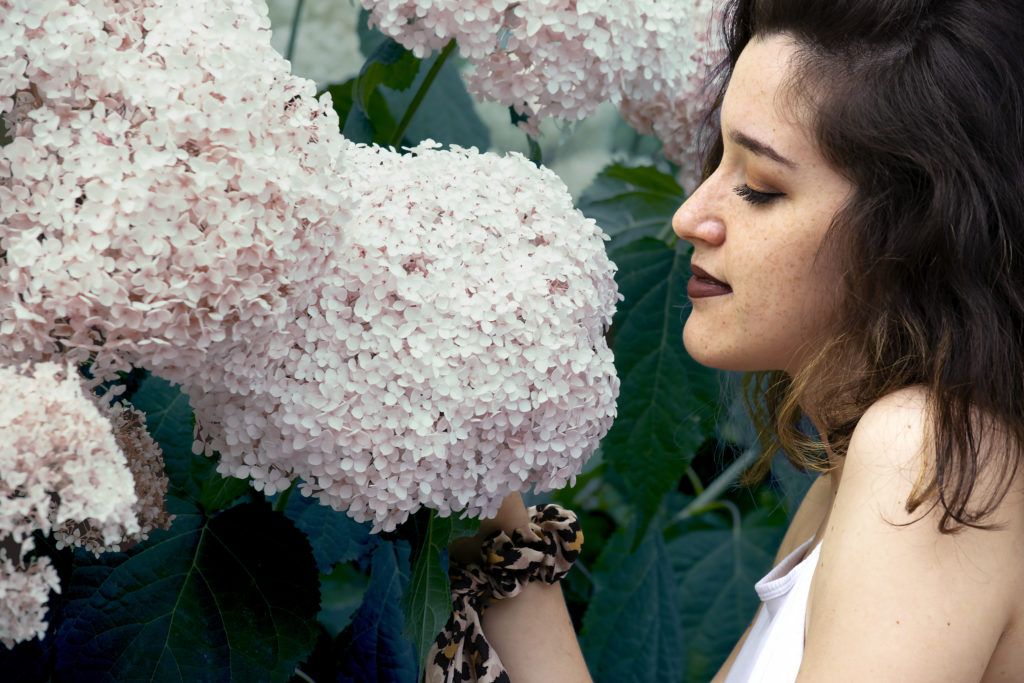 Femme qui renifle une fleur