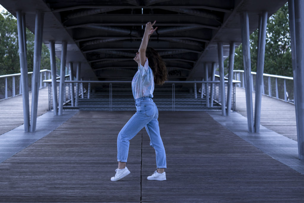 Femme avec une position de dance