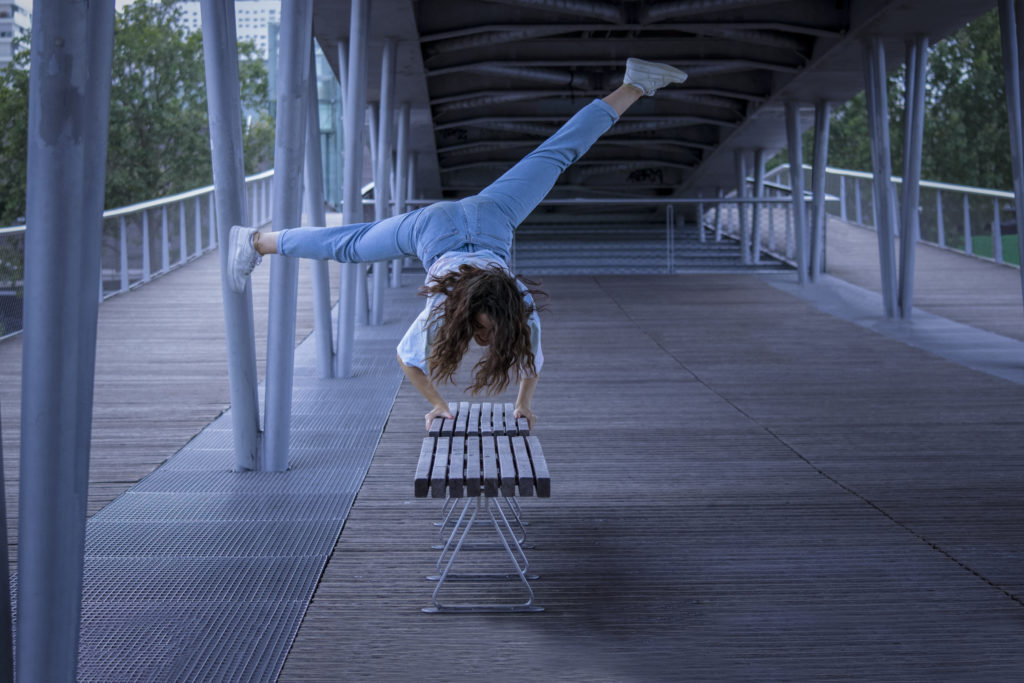 Femme faisant une roue sur un banc