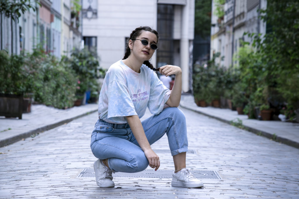 Femme brune avec lunette de soleil dans la rue