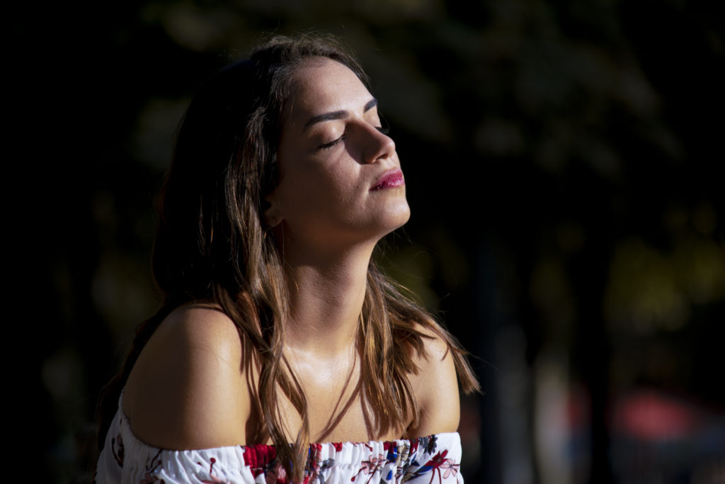 Femme yeux fermés au soleil