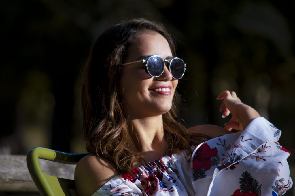 Femme brune au soleil avec des lunettes de soleil