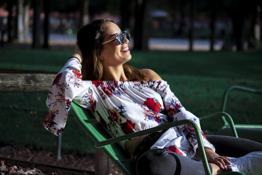 Femme brune et tenue à fleurs