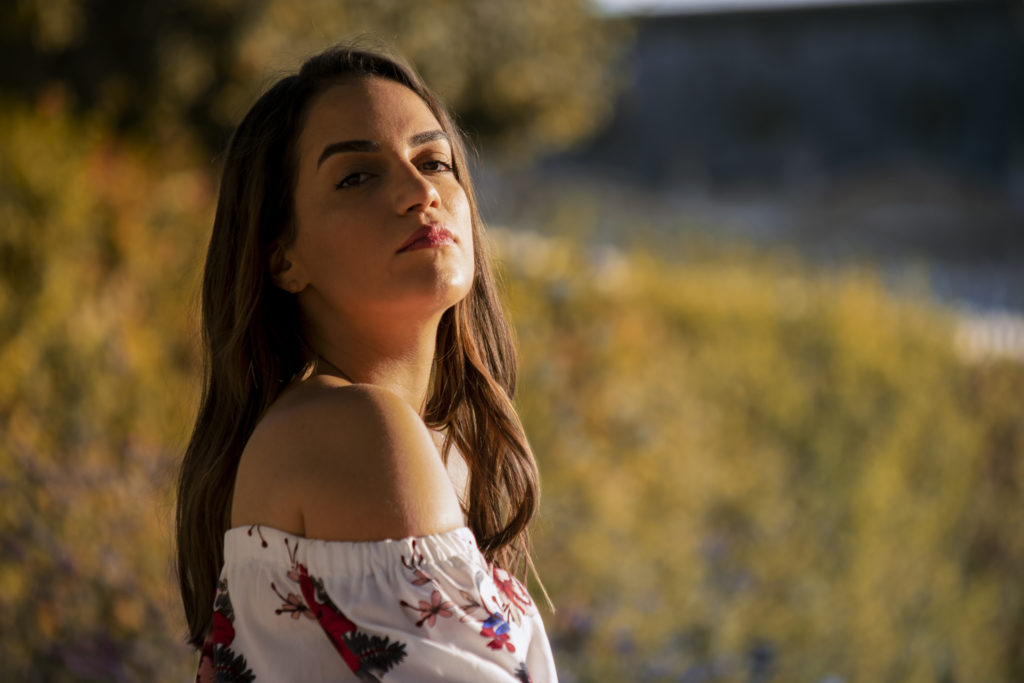 Femme brune avec soleil chaud