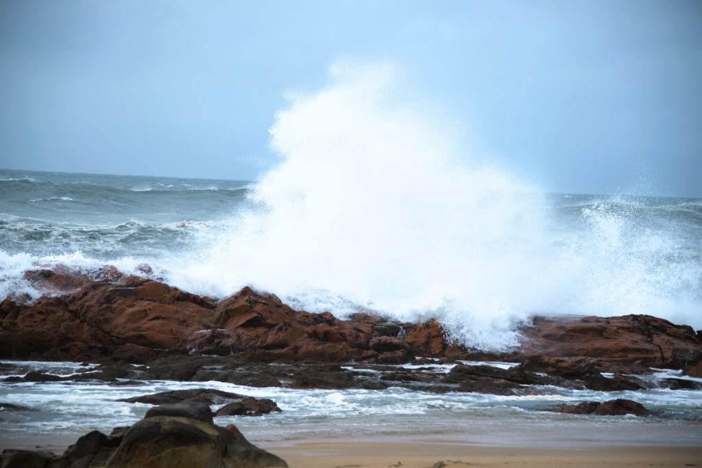 Vague déferlante sur la roche