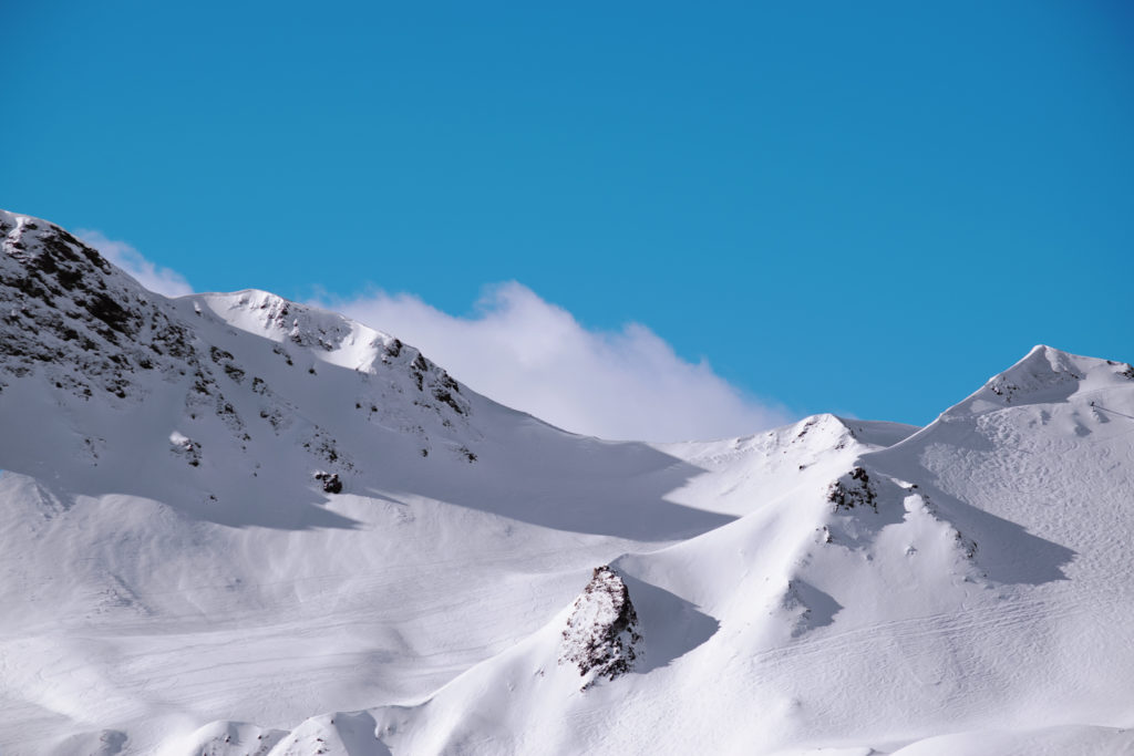 Montagne enneigée et nuage