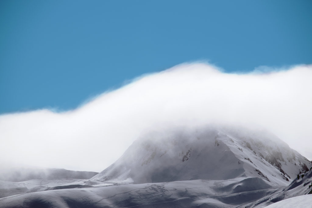 Brume sur une montagne enneigée