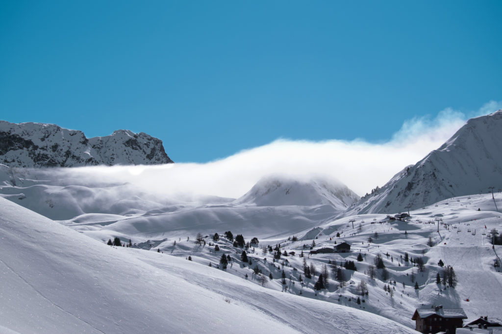 Brume sur une montagne enneigée et vallée