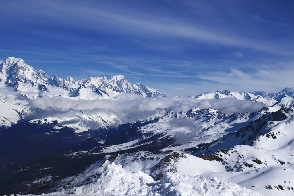 Nuages au dessus d'une vallée enneigée