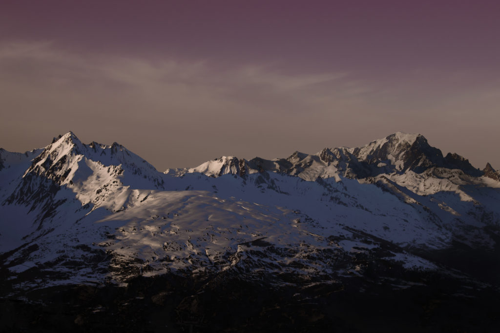 Montagne enneigée dans les Alpes au coucher du soleil