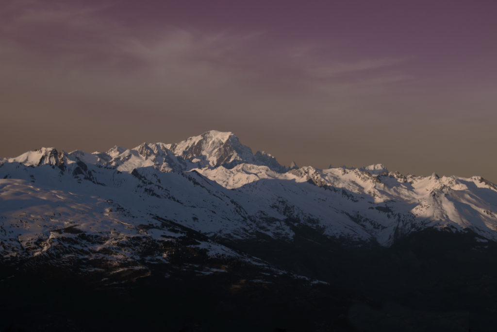 Montagne enneigée au coucher du soleil